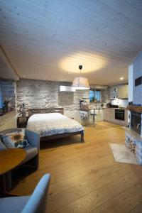 Un dormitorio con una cama y una pared de piedra. en Saue 1 Apartment, en Tallin