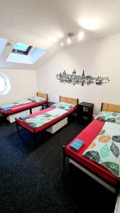 Un pat sau paturi într-o cameră la Thai Sun Hostel