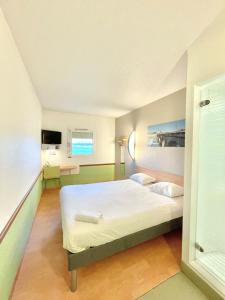 En eller flere senge i et værelse på Hotel Ibis Budget Cosne Sur Loire