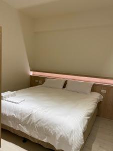 Rúm í herbergi á An An Homestay
