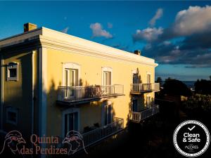 un edificio con balcones en un lateral en Quinta das Perdizes, en Ponta Delgada
