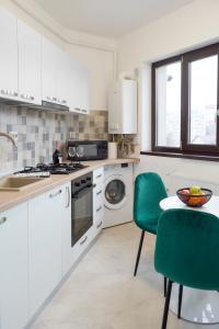 Dapur atau dapur kecil di New Apartments IuliusMall-Apartamente cu 2 camere