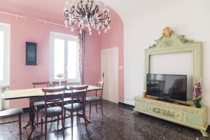 TV a/nebo společenská místnost v ubytování Le Finestre sul Mare