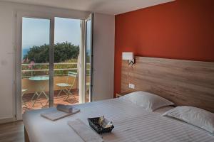 Postel nebo postele na pokoji v ubytování Hôtel-Club du Domaine d'Aiguebelle, USSIM Vacances