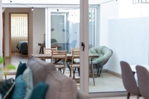 a dining room with a table and chairs and a mirror at Feel Porto Corporate Housing Marquês in Porto