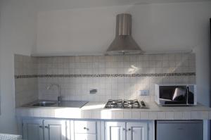 A kitchen or kitchenette at Casa vacanze gli ulivi