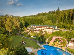 Bazén v ubytovaní Hotel Vyhlídka alebo v jeho blízkosti