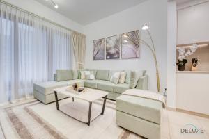 Posezení v ubytování Exquisite 2BR at Zahra Breeze Dubailand by Deluxe Holiday Homes
