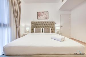 Postel nebo postele na pokoji v ubytování Exquisite 2BR at Zahra Breeze Dubailand by Deluxe Holiday Homes