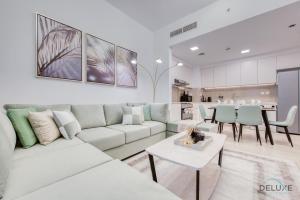 Kuchyň nebo kuchyňský kout v ubytování Exquisite 2BR at Zahra Breeze Dubailand by Deluxe Holiday Homes