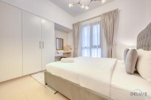 Postel nebo postele na pokoji v ubytování Exquisite 2BR at Zahra Breeze Dubailand by Deluxe Holiday Homes
