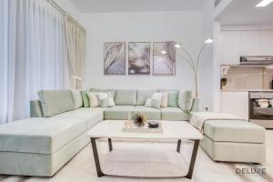 Posezení v ubytování Exquisite 2BR at Zahra Breeze Dubailand by Deluxe Holiday Homes