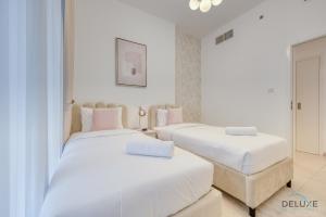 Postel nebo postele na pokoji v ubytování Exquisite 2BR at Zahra Breeze Dubailand by Deluxe Holiday Homes