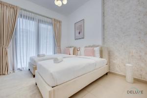 Postel nebo postele na pokoji v ubytování Exquisite 2BR at Zahra Breeze Dubailand by Deluxe Holiday Homes
