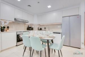 Kuchyň nebo kuchyňský kout v ubytování Exquisite 2BR at Zahra Breeze Dubailand by Deluxe Holiday Homes