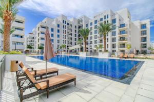 Bazén v ubytování Exquisite 2BR at Zahra Breeze Dubailand by Deluxe Holiday Homes nebo v jeho okolí