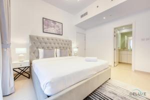 Postel nebo postele na pokoji v ubytování Exquisite 2BR at Zahra Breeze Dubailand by Deluxe Holiday Homes