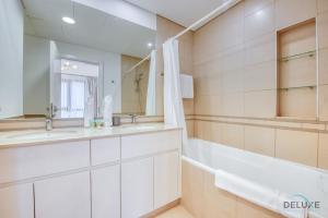 Koupelna v ubytování Exquisite 2BR at Zahra Breeze Dubailand by Deluxe Holiday Homes