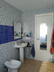 La salle de bains est pourvue d'un lavabo et de toilettes. dans l'établissement Casa junto al lago, à Jérica