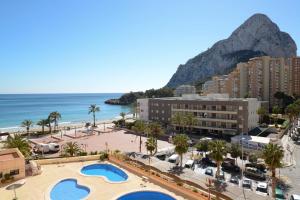 widok na plażę, budynki i ocean w obiekcie APCOSTAS Zafiro - Calpe w mieście Calpe