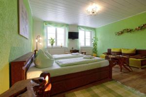 - une chambre avec un grand lit et un salon dans l'établissement Kräuterbaude, à Saupsdorf