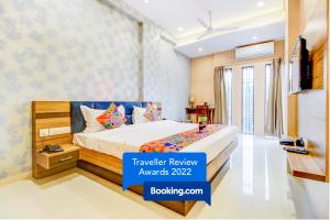 Postel nebo postele na pokoji v ubytování FabHotel 7th Crossing Malviya Nagar