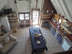 デルテブレにあるBarraca Granのキッチン、リビングルーム(テーブル付)が備わります。
