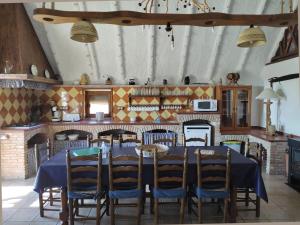 una sala da pranzo con tavolo e sedie blu di Barraca Gran a Deltebre