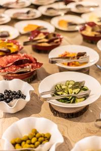 una mesa de madera con platos de comida. en Ramada by Wyndham Astana en Astaná