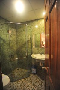 A bathroom at Hong Thien Ruby Hotel