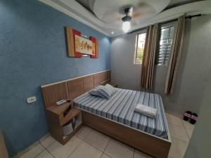 Habitación pequeña con cama y ventana en Hotel Luar, en São Paulo