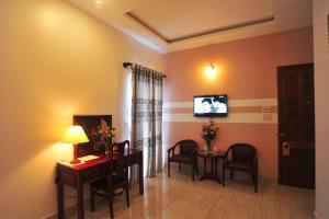 A television and/or entertainment centre at Hong Thien Ruby Hotel