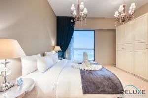 Postel nebo postele na pokoji v ubytování Exquisite 1BR in Sadaf, Jumeirah Beach Residence by Deluxe Holiday Homes