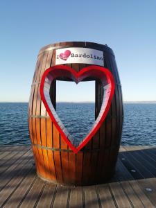 un oggetto a forma di cuore seduto su un molo di Casa Nicole a Bardolino