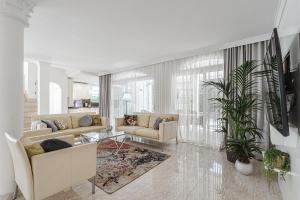 Posezení v ubytování Luxury villa El Duque