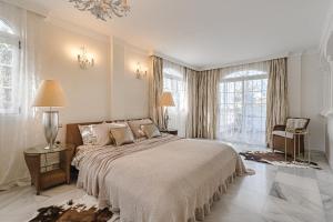 Postel nebo postele na pokoji v ubytování Luxury villa El Duque + 37 fotografií