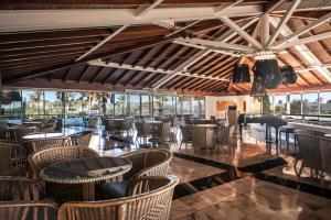 Um restaurante ou outro lugar para comer em Blau Colònia Sant Jordi