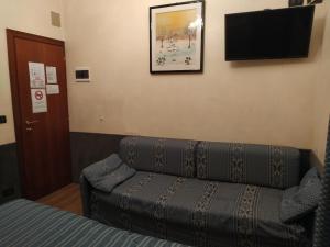 A television and/or entertainment centre at Atlantide Hotel