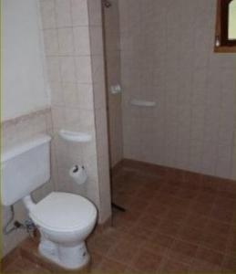 La salle de bains est pourvue de toilettes blanches. dans l'établissement Cabañas Luna y Sol, à Cafayate