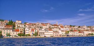 a group of houses on the shore of the water at Apartman Blaga in Povlja