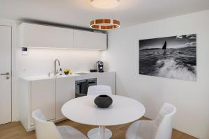Kuchyň nebo kuchyňský kout v ubytování La Colombe Boutique Hotel