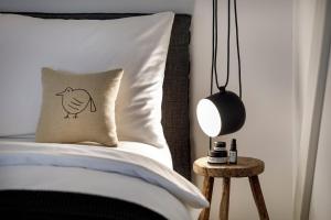 Postel nebo postele na pokoji v ubytování La Colombe Boutique Hotel