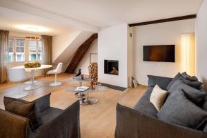 TV a/nebo společenská místnost v ubytování La Colombe Boutique Hotel
