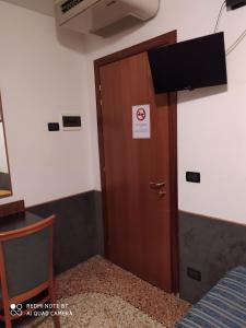 A television and/or entertainment centre at Atlantide Hotel