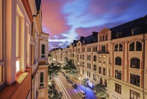 - une vue sur une rue de la ville la nuit avec des bâtiments dans l'établissement Bheaven I Skandi Premium Apartment, à Bremerhaven