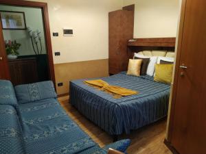 A bed or beds in a room at Atlantide Hotel