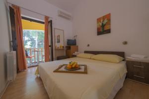 Een bed of bedden in een kamer bij Beach Apartments Lavica