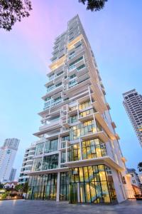 un edificio alto de color blanco con muchas ventanas en Sunrise Gurney Executive Premium Suite, en George Town