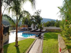 Bazén v ubytování Villa Amvrosia Nr Kalives Crete nebo v jeho okolí