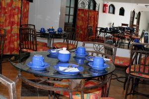 a dining room with blue dishes on a table at Hostal Patrimonio - Sucre in Sucre